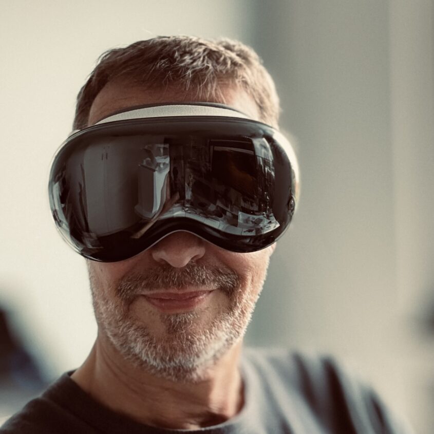 Markus van der Bijl trägt eine Apple Vision Pro und lächelt